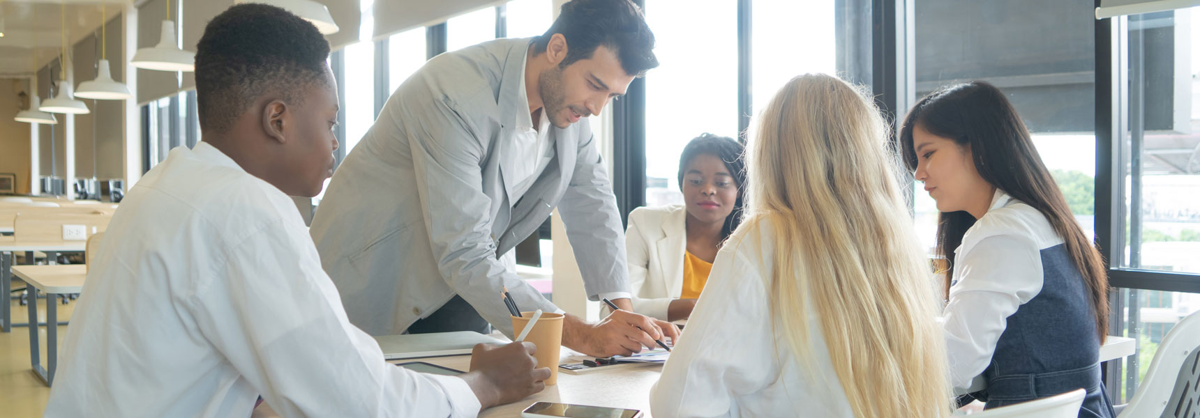 Accompagnement stratégique des grands donateurs pour maximiser l'impact et l'efficacité de leurs engagements philanthropiques.